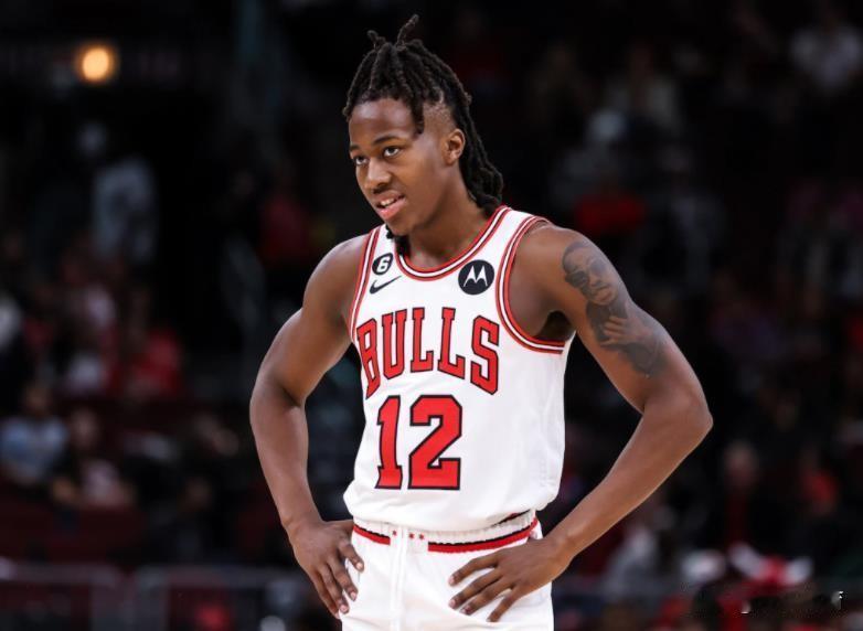 公牛队兜售阿约-多森姆，火箭队应送泰特1次轮签交换据美国媒体披露，公牛队正在积