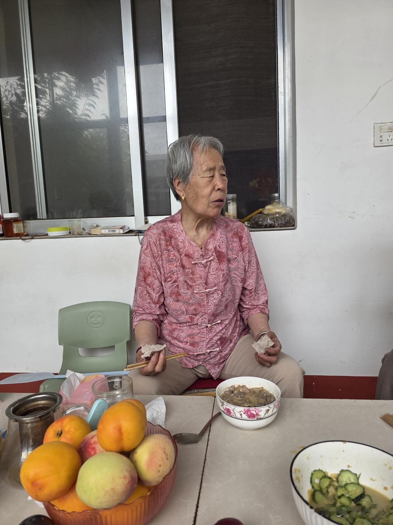 二嫂和老娘偷偷“作践”我……今天中午，我用猪皮炖的老芸豆，很黏糊，很香，很好