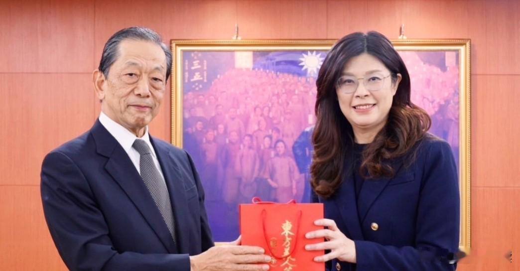郑丽文会晤日本右翼分子引争议！热情过度，比见到亲爹还高兴！国民党的“统一承诺
