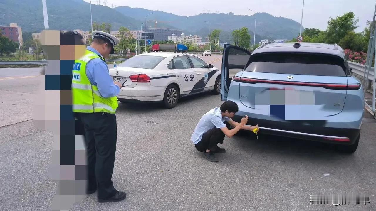 人要是背，喝水也塞牙。五一高速堵车时追尾了辆蔚来，下车发现连漆都没掉。对方开口就