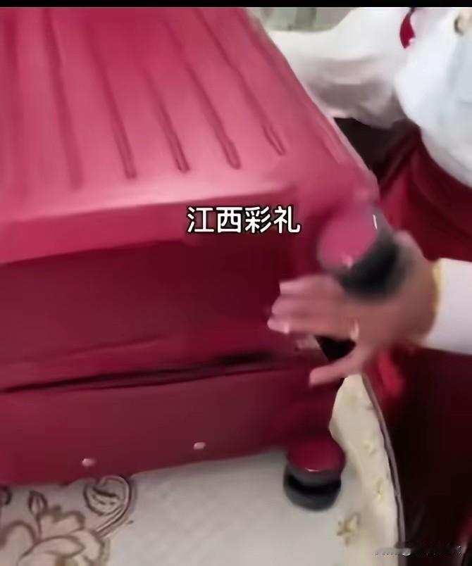 近日，看到江西一户人家嫁女儿收到彩礼，在家里举行打开彩礼箱仪式，在众人的喝彩声中