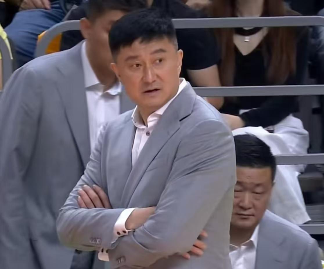 杜峰教练有些厚此薄彼了！广东20分大胜广厦，听了他在赛后的采访，只提及张皓嘉和杜