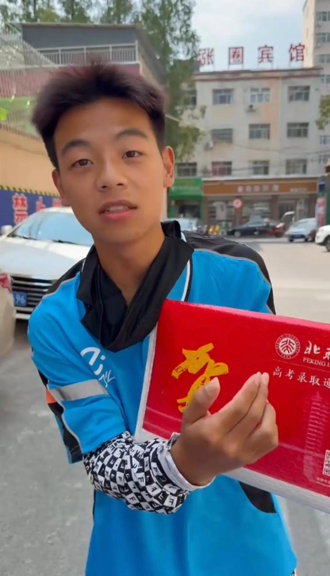 外卖员回应考上北大护理专业质疑“学习是最好出路”的务实认知王佳皓的这句话道出了无