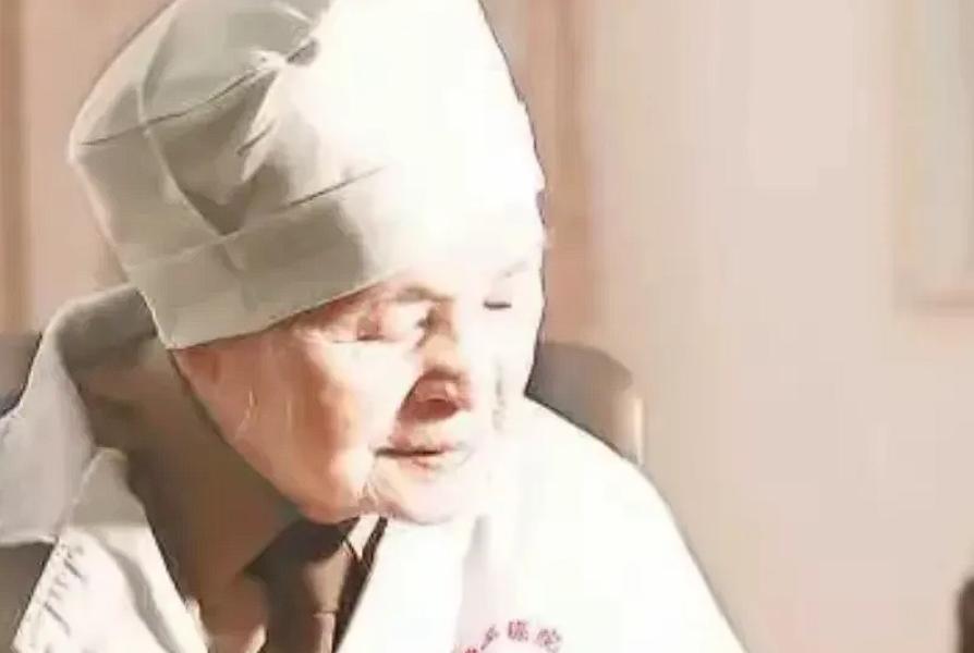 2008年，汶川地震，成都军区某位军长，突然喊了一句：“她都83岁了，怎么可以到