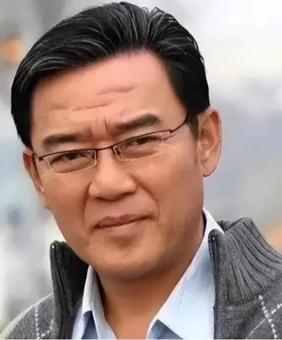 🌞1990年，李立群从台湾回到大陆，找到了同父异母的大哥，见到大哥家一贫如