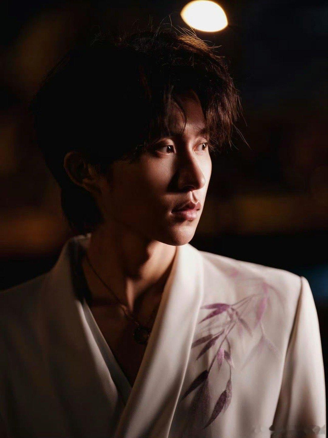 一天两套神仙造型！allblack黑西装显冷峻气质，纯白新中式藏儒雅风范，张集骏