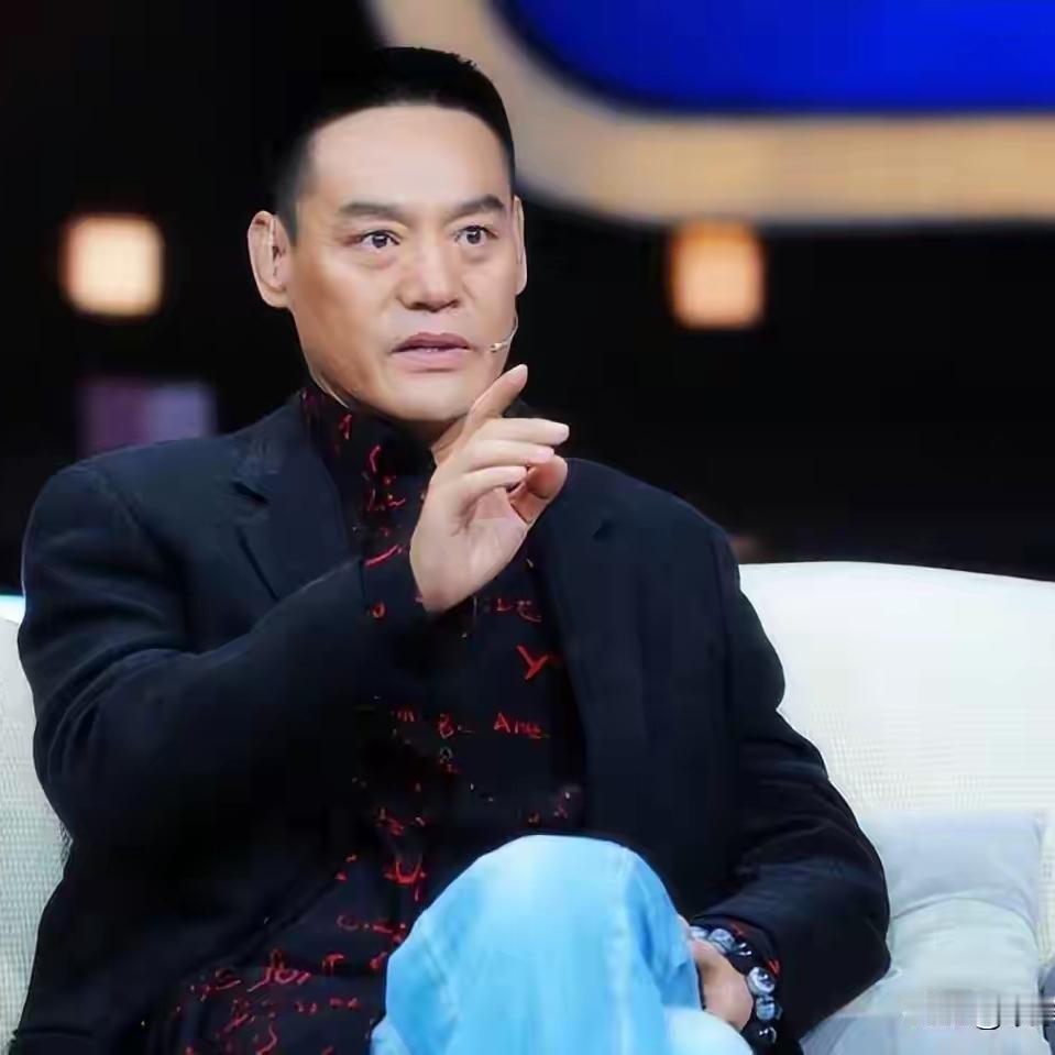 演员巍子说：“张丰毅跟我一样都是犟驴脾气。有段时间我特烦他。我对他说，丰毅，以后