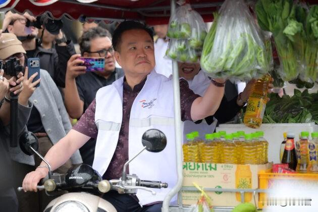 论演技，在泰国大麻廷说第二，没人敢说第一。他信出狱次日，阿努廷也想来一波亲民策略