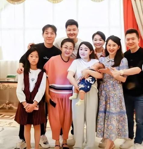 金龟子一家为外孙庆生，爱意满溢金龟子一家7口齐聚，为可爱外孙举办温馨庆生宴。