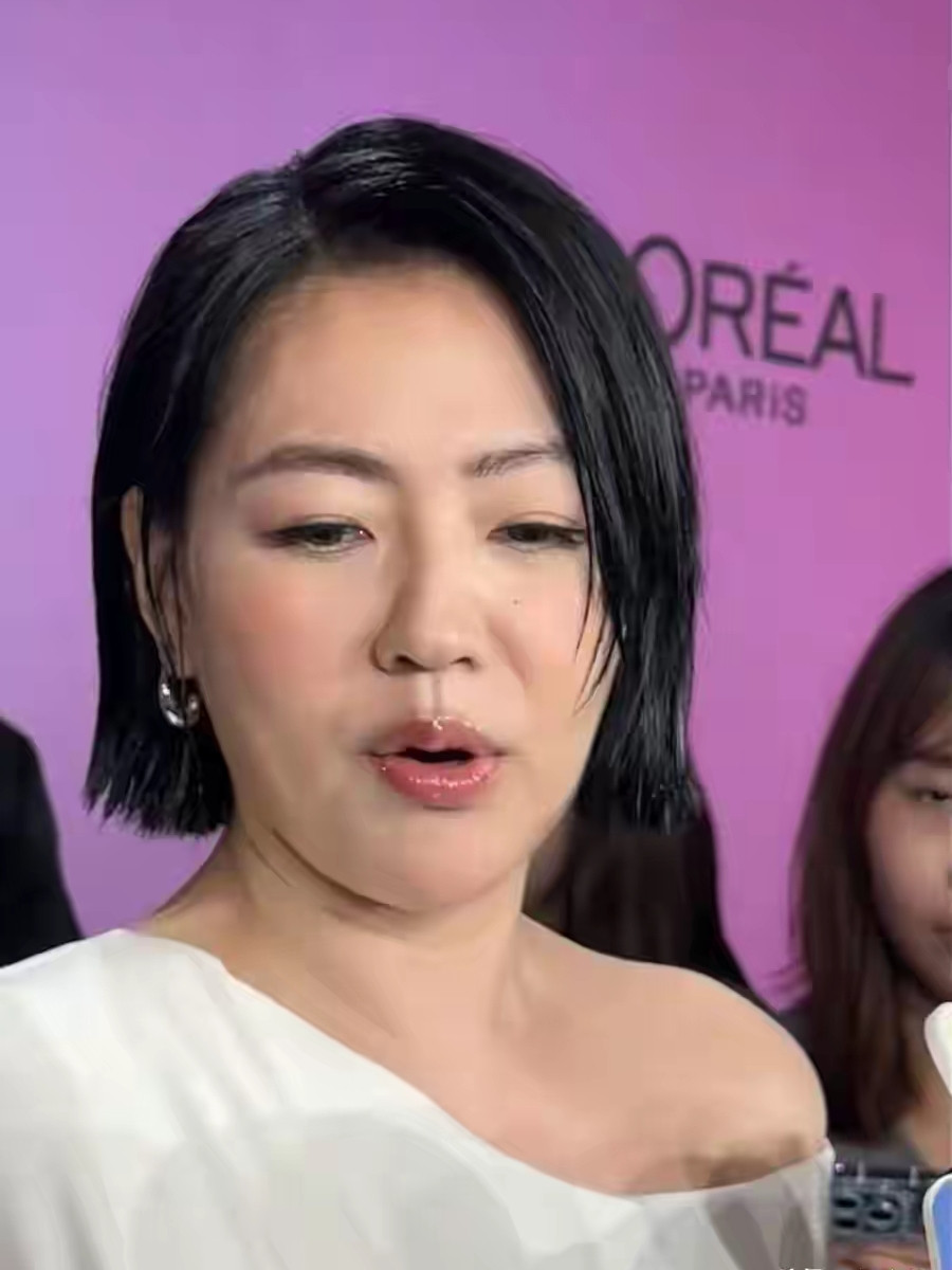 小S，貌似出现断崖式的衰老！近距离来看，面部果然垮的厉害！