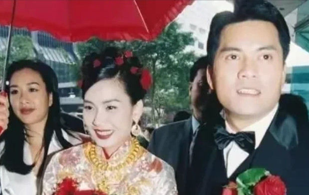1989年，周海媚嫁给了吕良伟，周海媚有睡懒觉的习惯，吕良伟的父亲对此特别不满，