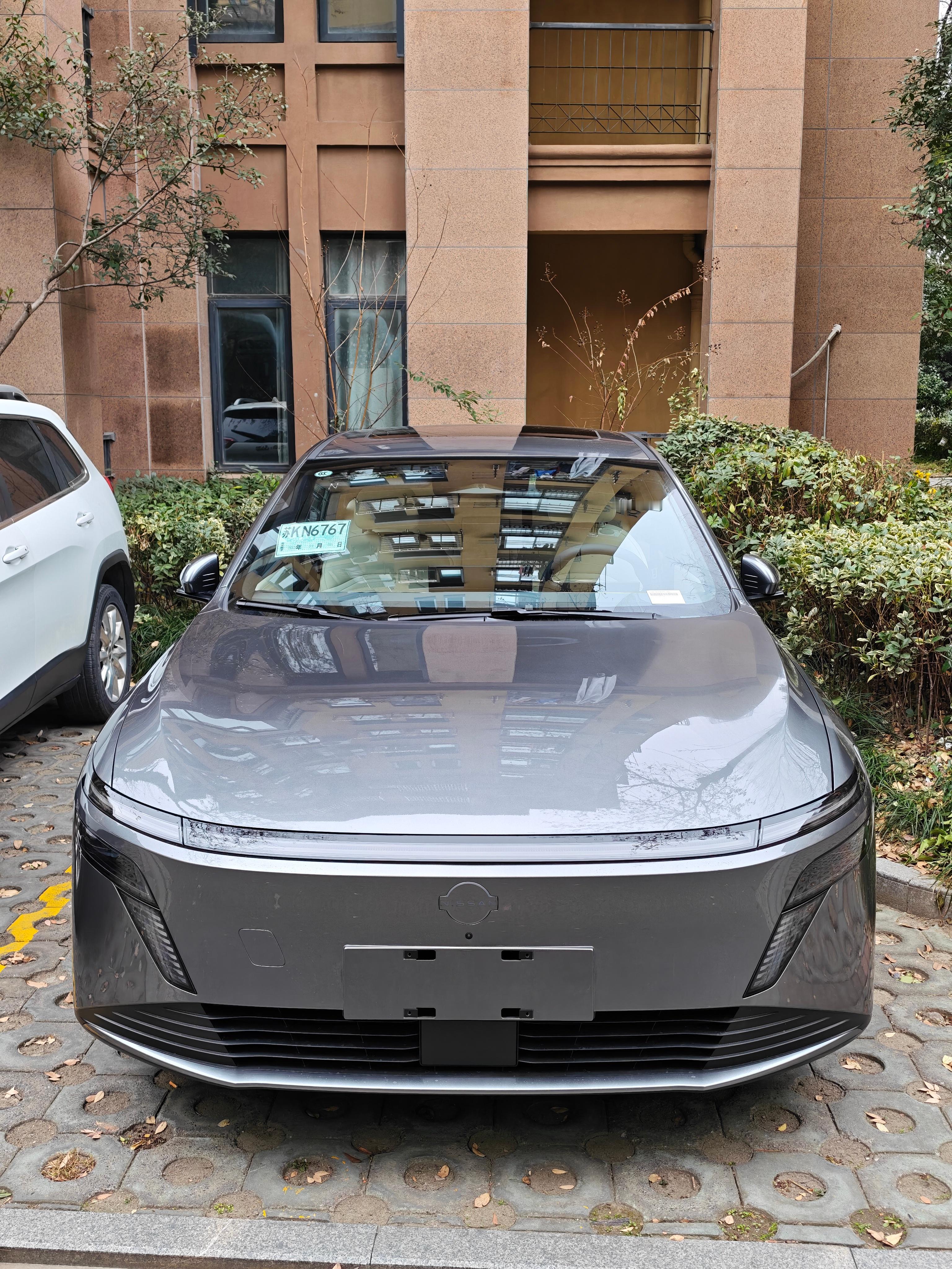 提了辆东风日产n6，白色内饰是真的好看！日产大沙发非常舒服，180Max版本除了