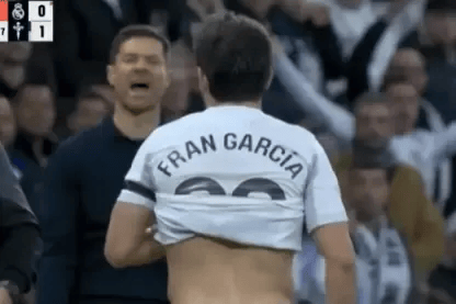 1分钟内2黄, 阿隆索对弗兰-加西亚染红暴怒: 你别搞我啊!