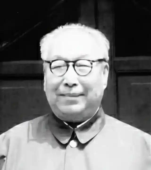 1988年，农民朱海清正在地里干活，村长急呼呼地跑来，脸色通红，大老远就开始喊：