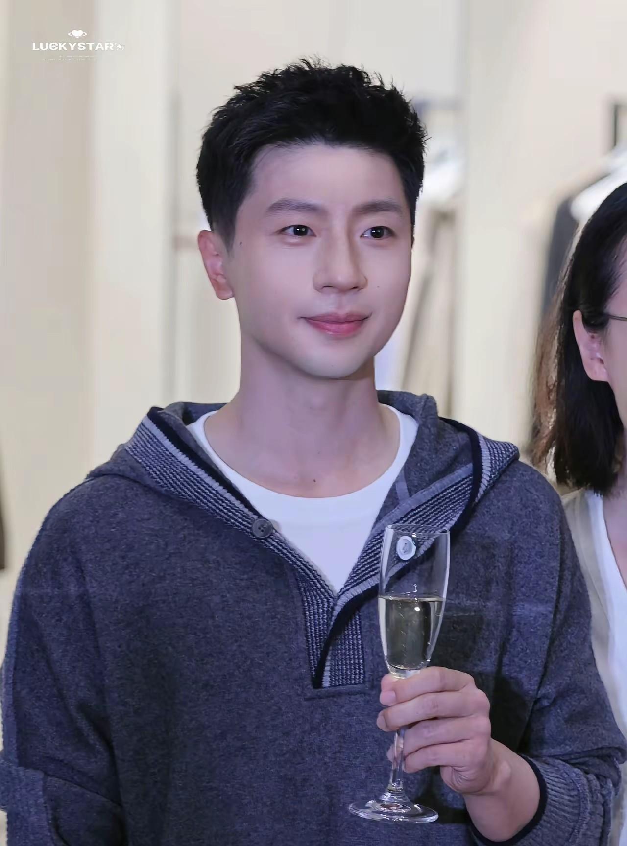 看看当教练和不当教练的区别。马龙不做教练，现在是这样的，一点也不像36岁，满脸
