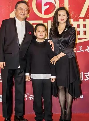 77岁的王刚，60岁的时候得了一子，本以为晚年可以安享清福，没想到现在17岁的儿