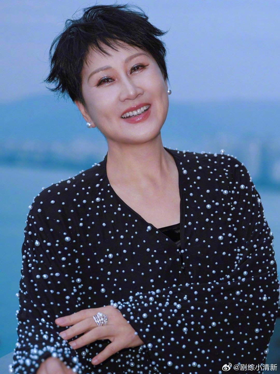 你是张凯丽那她是谁点开前没想到是张凯丽，这变化确实大。但她站在那里，那种经历过