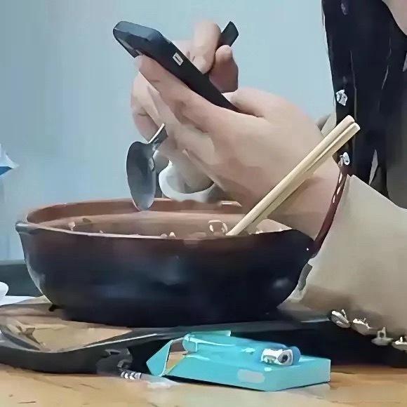 这位女生，感觉你的文化课是不是少上了节课？？