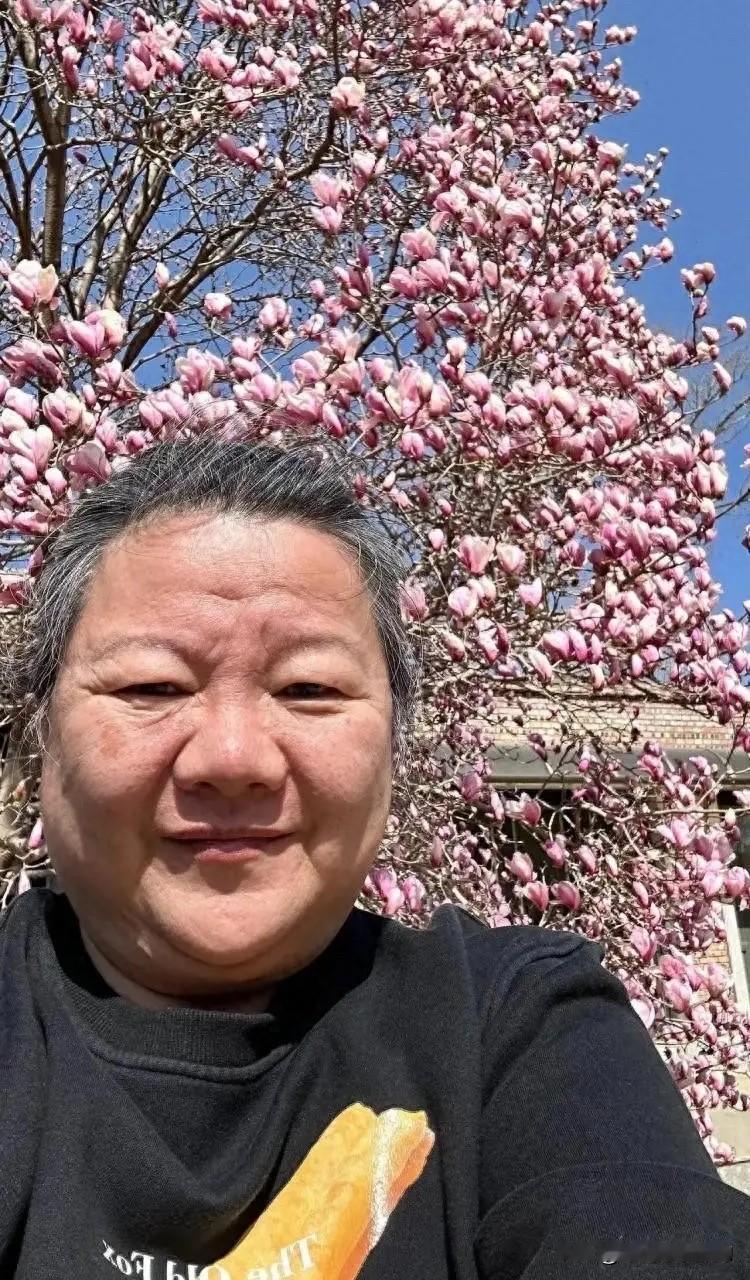 洪晃的播客《歪打正着》讲了一个女编辑和华人股东谈恋爱，结果女编辑就处处以股东女朋