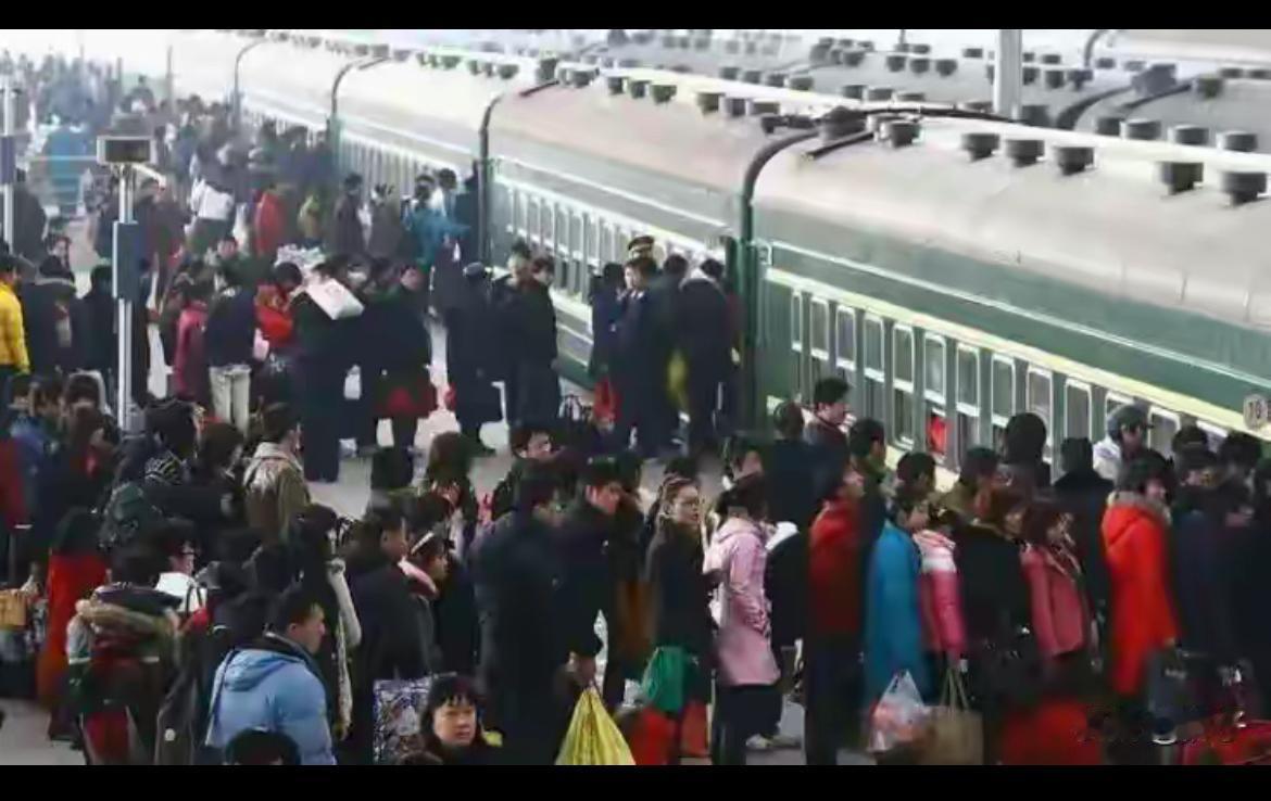 春运开始了，绿皮车一票难求。主要原因一是高铁开通后，国铁减少了绿皮车开行，绿皮车