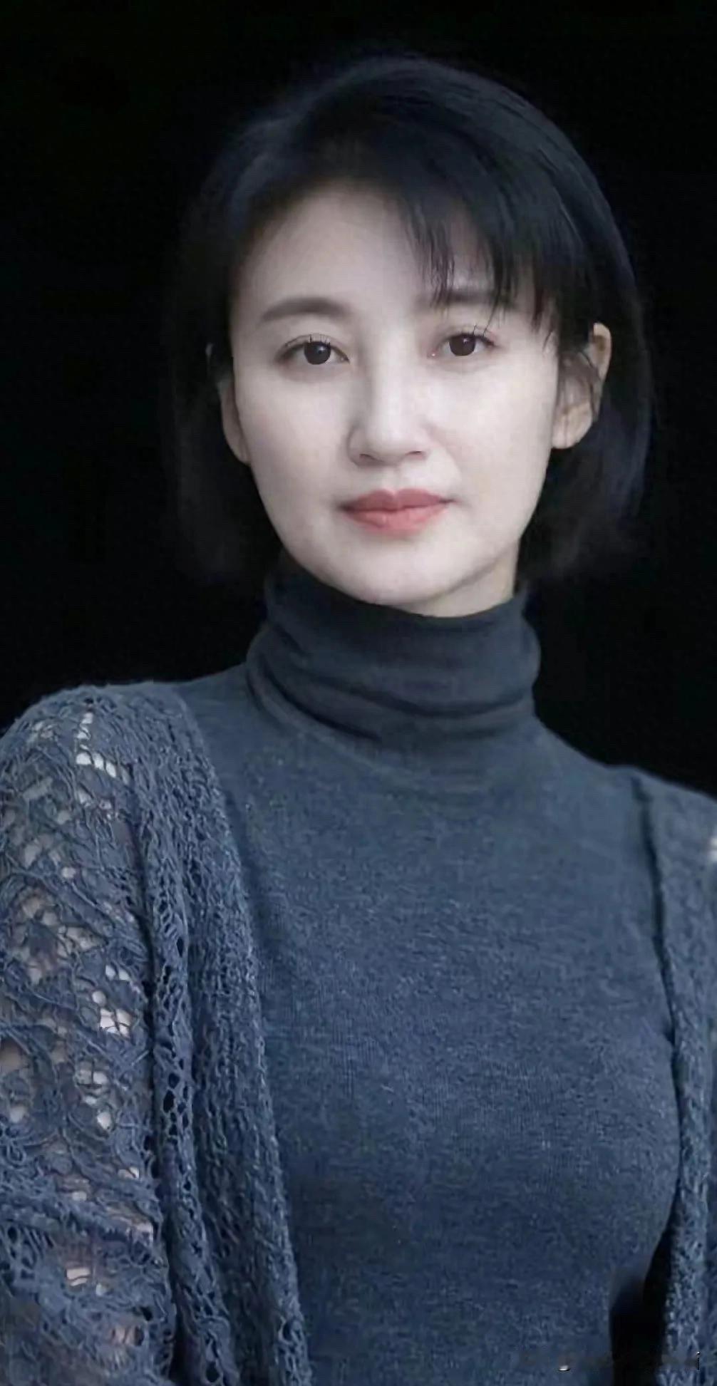 这位短头发美女五官好精致，没怎么化妆却无比真实，这才是真正的自然美，气质如兰，大