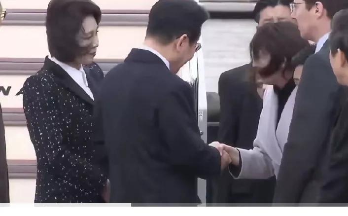 这次李在明访日本，在日本机场迎接李在明的，是个华人(图1)，她叫英利·阿丽菲亚，