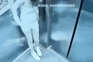 动作没有丝豪不犹豫甚至不遮掩，过程行云流水、一气呵成，水立马流了出来。电梯里