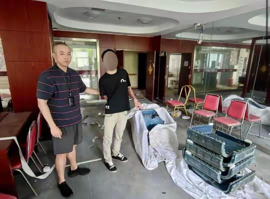 四川成都，男子旅游回到家，发现家里三个空调不翼而飞，奇怪的是家里的门窗完好无损，