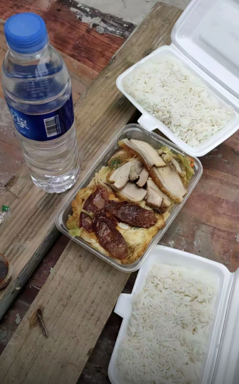 工地门口的快餐，15块钱有两盒饭，一盒菜还送一瓶水，说实话这很划算吧
