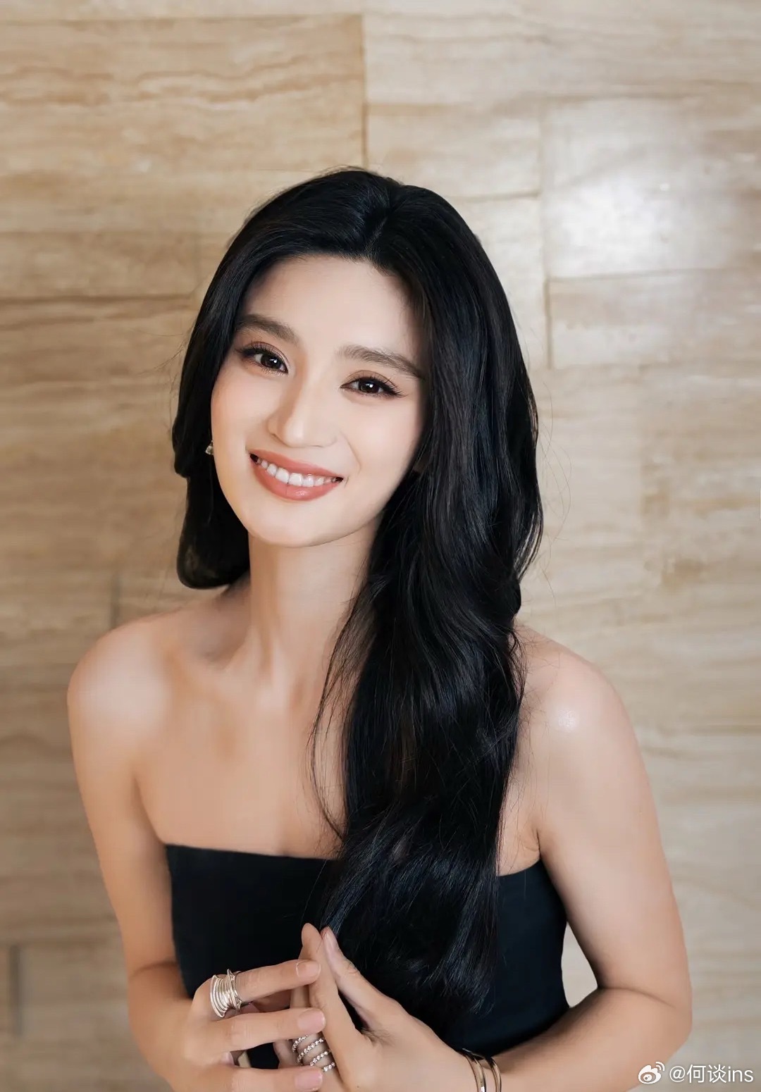 演员熊瑾怡，电影《镖人》里饰演阿妮，很漂亮，很有特点的女演员吴京动作新片《驾长车