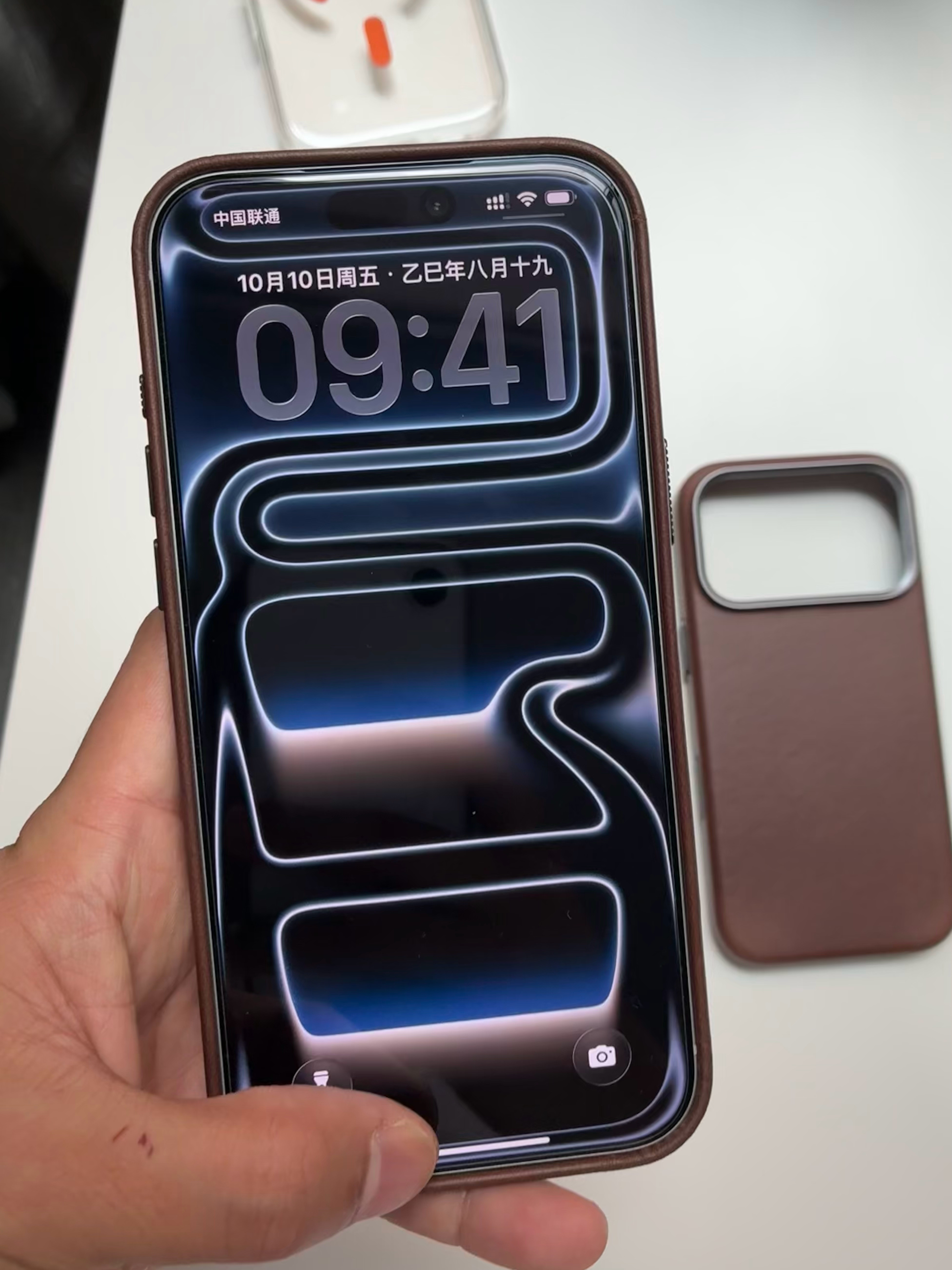 别说，你别说！iPhone17Pro这张默认壁纸还挺强迫症的。锁屏的时间日期