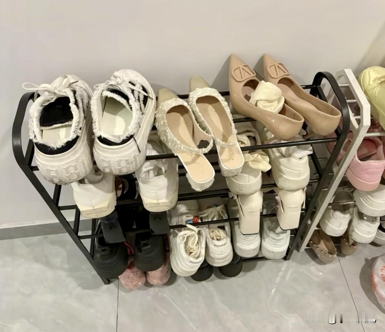 家人们谁懂啊昨晚把袜子放在高跟鞋里了想着没味儿就省的洗了没想到第二天一瞅，