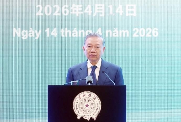 苏林4月14日抵达清华大学访问！从曝光的画面我们可以看出，苏林还换了新造型，