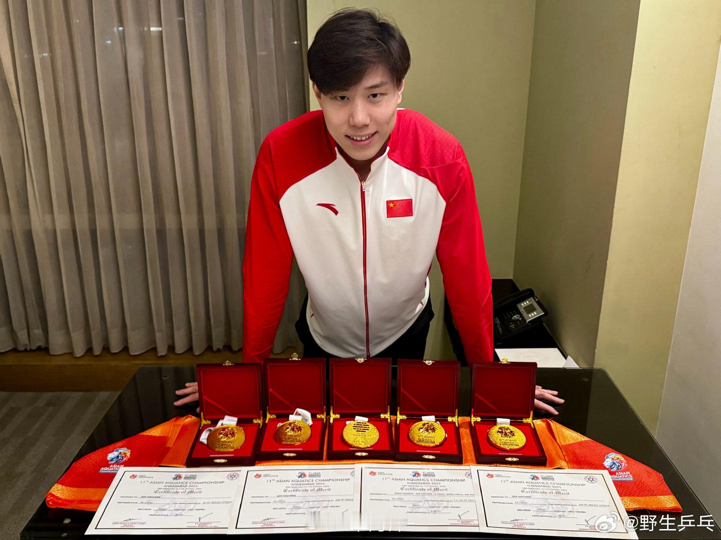 覃海洋携金牌送祝福2025游泳亚锦赛，覃海洋再现绝对统治力，斩获5金+两破赛会