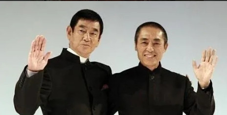 2008年，张艺谋筹办奥运会开幕式时，高仓健特地赶来，送给他一把刀，翻译说：“这