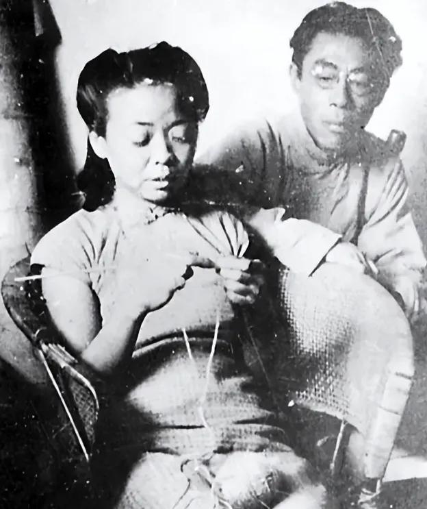 1922年，闻一多在父母强行施压下，迎娶了从未谋面的远房表妹高孝贞。洞房之夜，闻