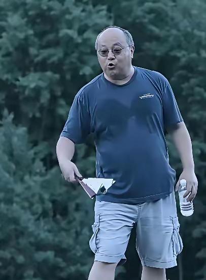 大家都觉得他“落魄”了，但我反倒觉得他是活通透了。56岁卖掉北京大房子，回河北陪