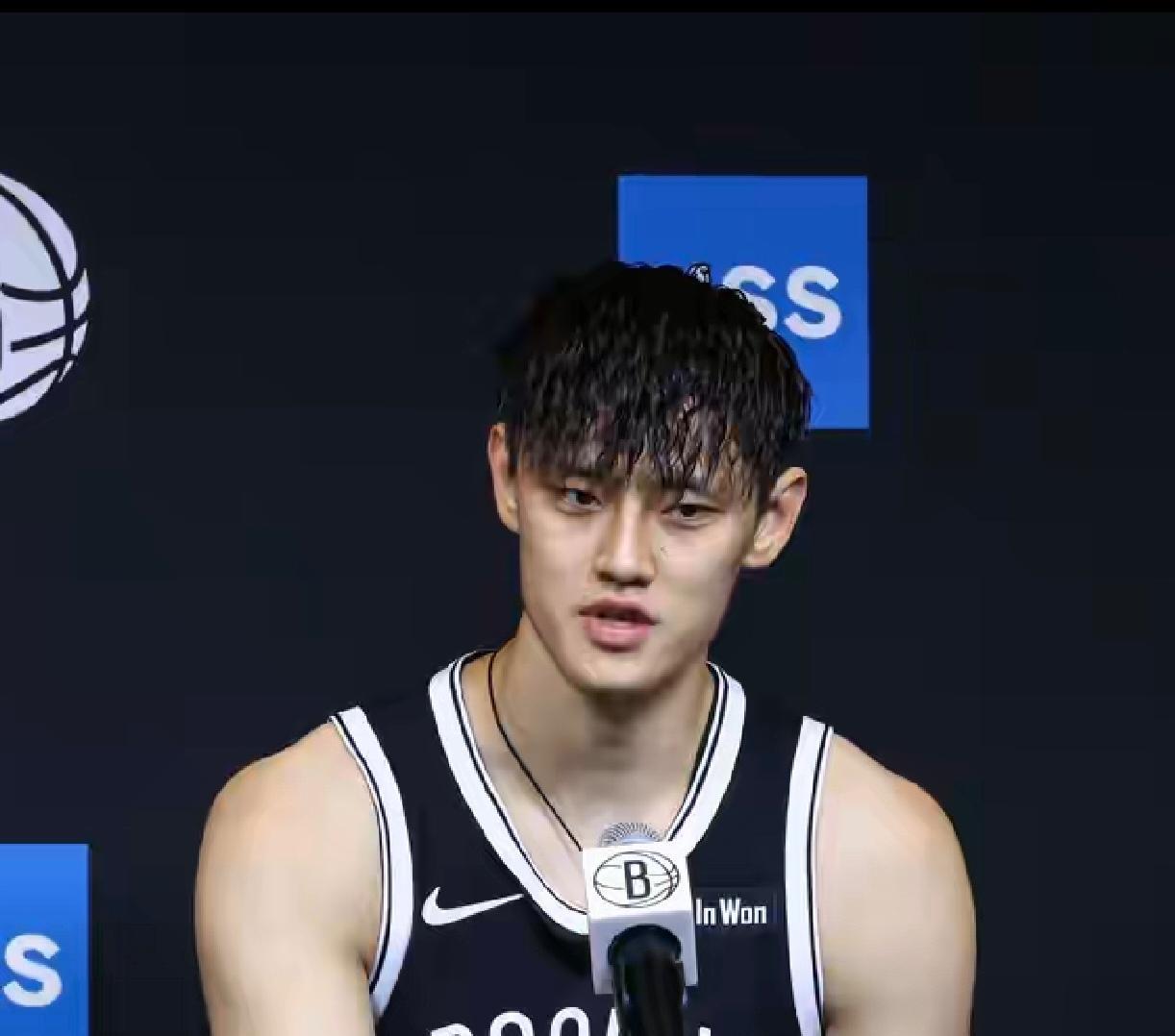 对于曾凡博来说：“宁愿当鸡头也不应该去当凤尾”，NBA像他这样的锋线球员一抓一大