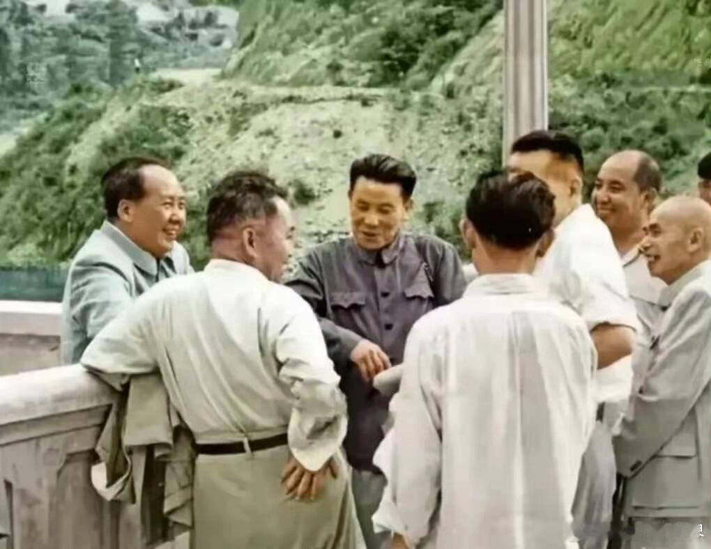 毛主席与战友们在一起，亲切交谈，嘘寒问暖，喜笑颜开，喜出望外，笑容满面，举止温柔