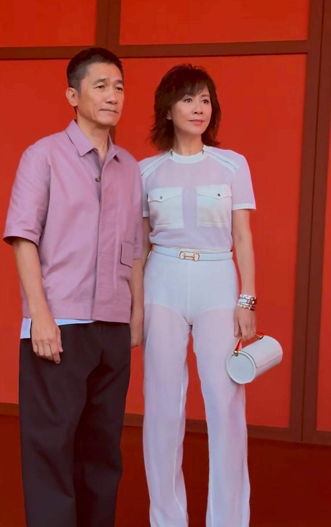 梁朝伟和刘嘉玲一起出席时尚活动，好像爸爸和女儿。刘嘉玲穿了一条透视裤，真的好大胆