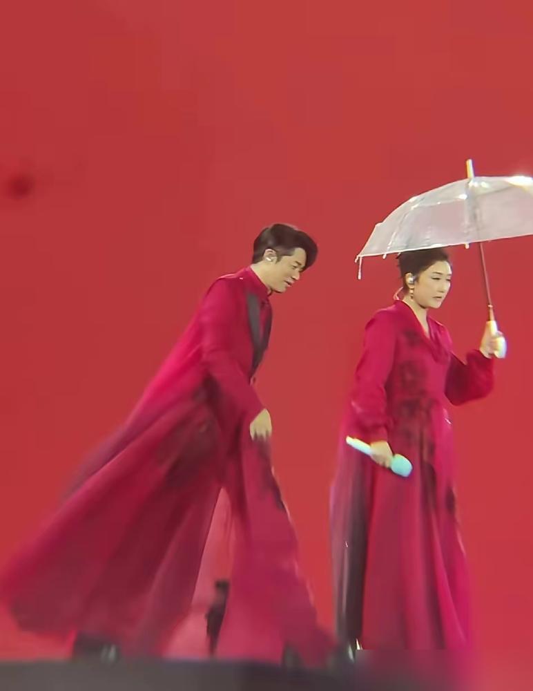 曾毅雨中扔伞，准备拉玲花上演浪漫戏码，结果玲花撑着伞，像看傻子一样看他。你以