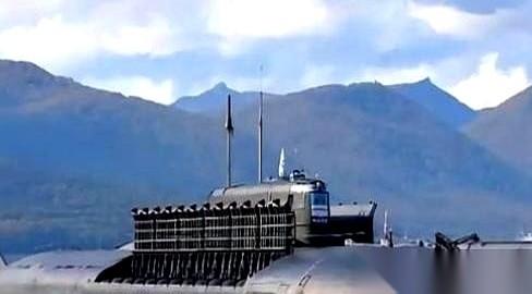 朋友圈刷到歼-20和055大驱的图，那叫一个帅，心里那叫一个燃。但转头又看到新