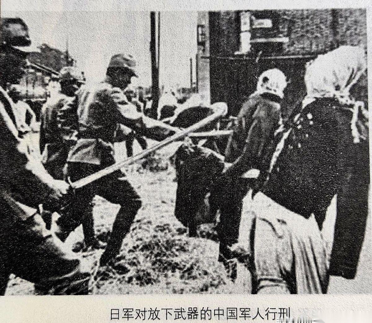 饭桌上，一小孩突然问：旅顺和南京被屠杀的时候，那么多人，为什么不反抗啊？一桌大