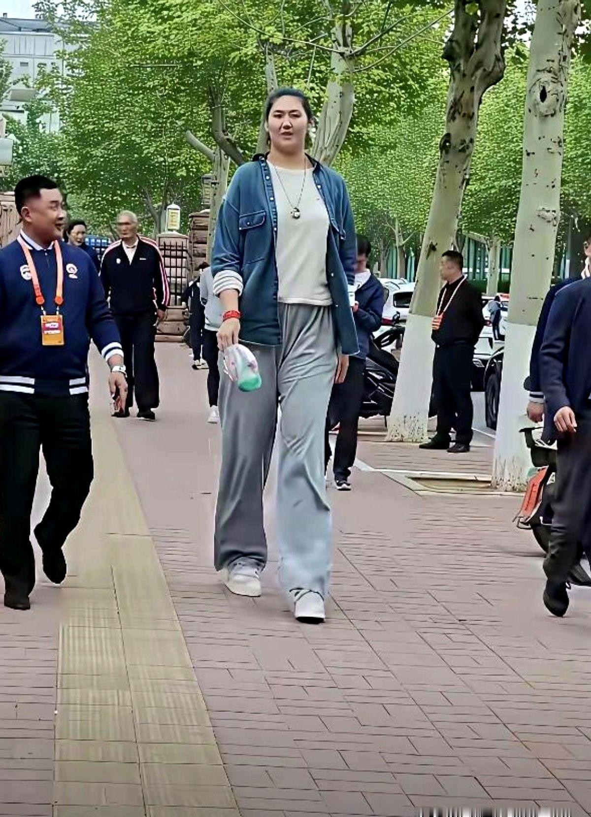 她来了，比姚明还高1厘米的那个19岁女孩，张子宇。WCBA首秀，替补上场12