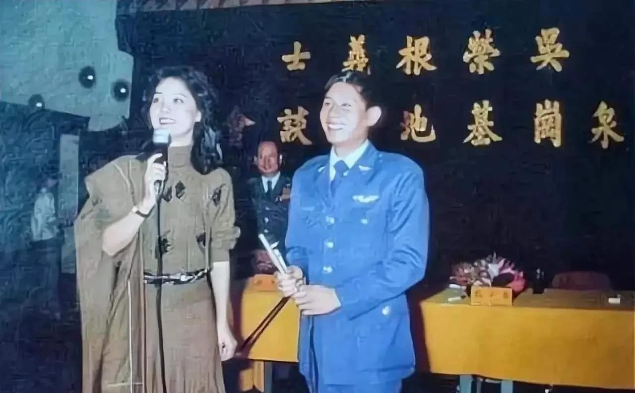 1982年，叛逃飞行员吴荣根在台受邓丽君接见，留下这张特殊合影。照片中邓丽君一
