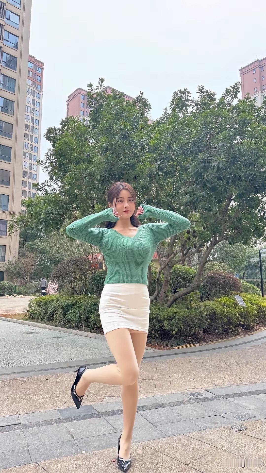 秋天穿白裙能展现出独特的文艺气质和个性魅力！搭上针织上衣更是绝配[赞][赞]上