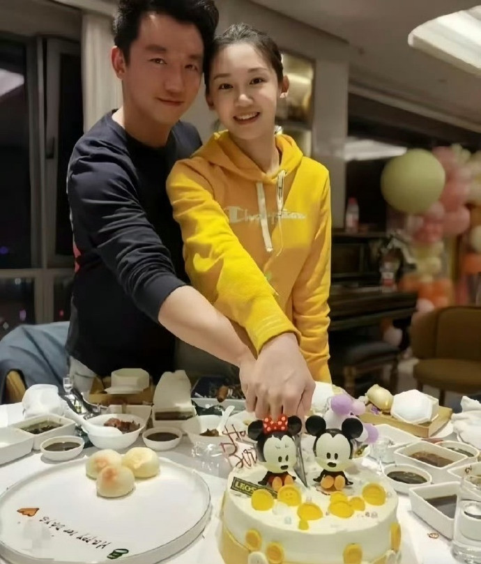 怪不得郑恺这么爱苗苗，看看他们合照就知道了​​​