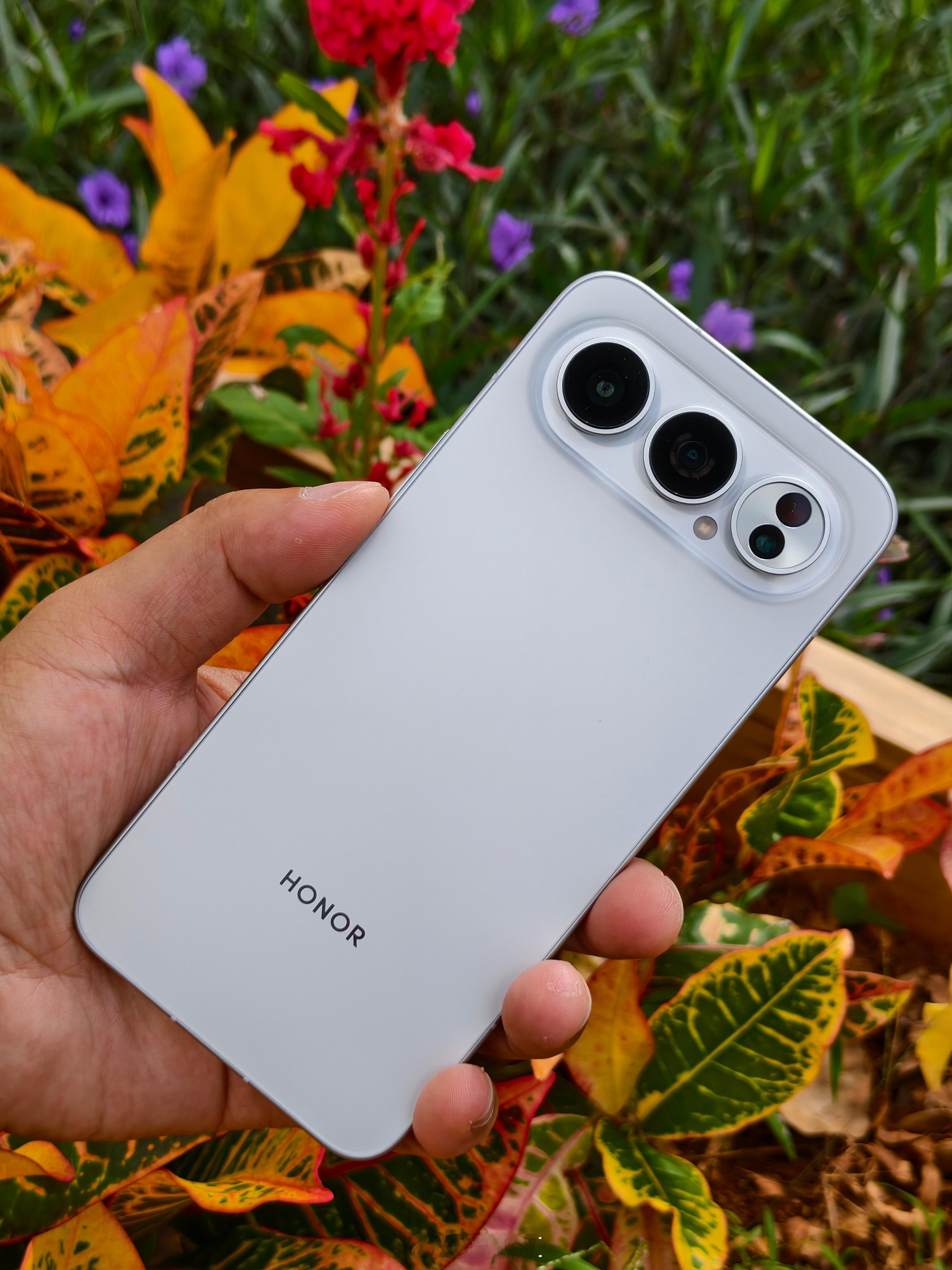 肖战同款荣耀500Pro月光银配色横向deco+一体冷雕工艺设计质感、手感、辨