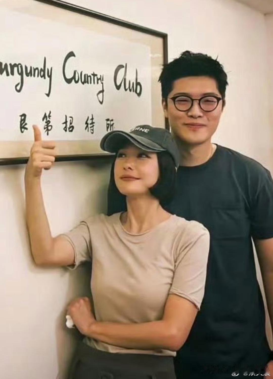 46岁的秦岚现身餐馆用餐，还亲切和店主合影留念，样貌青春靓丽，曼妙的身段格外惹人