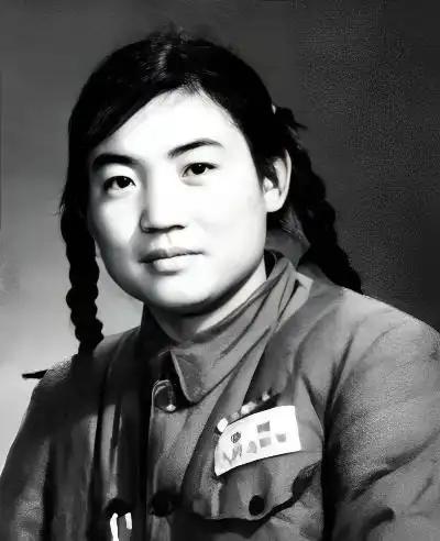 唯一敢拥抱毛主席的女战士！全军135万人中唯一的女一等功！1952年的中南海